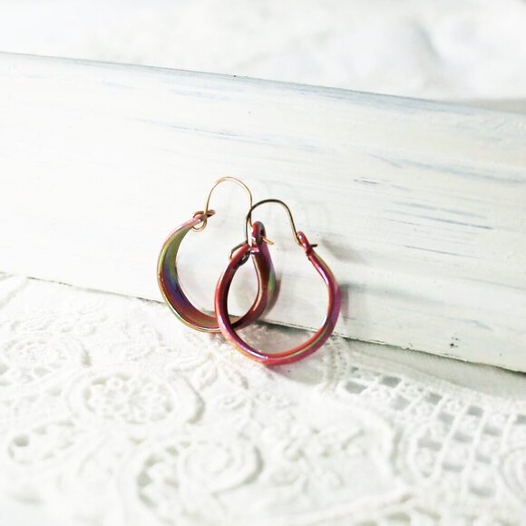 Small magenta hoop earrings, Vintage enamel hoops 80s - Picture 2 of 6
